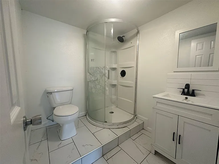 605 E Hunnicutt St #A — Photo 4