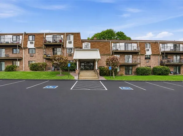 752 Quaker Ln #B307, Warwick, RI 02818