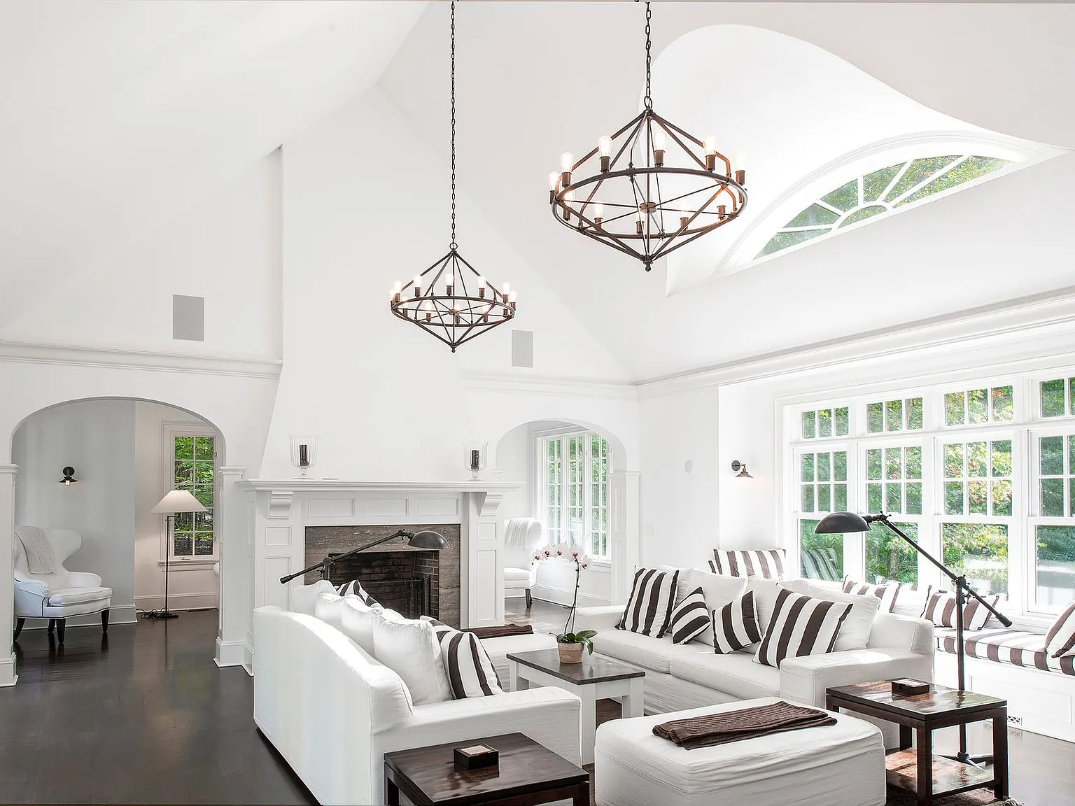 5 bed, 4.5 bath, 4500 sqft — Photo 4