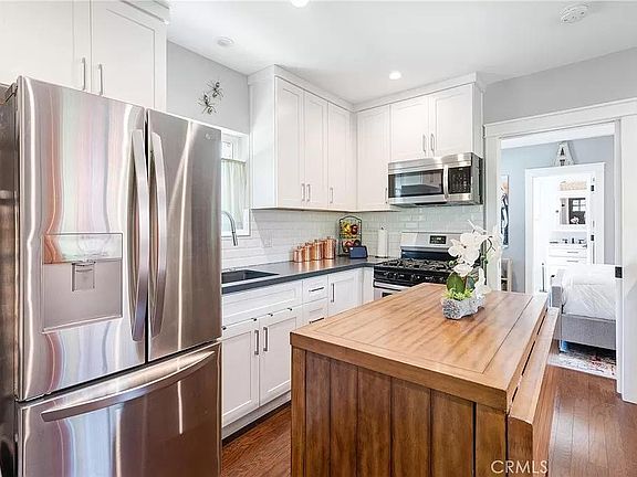 4th image of 1072 N Los Robles Ave