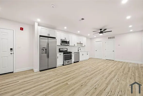439 W Girard Ave #4 — Photo 1