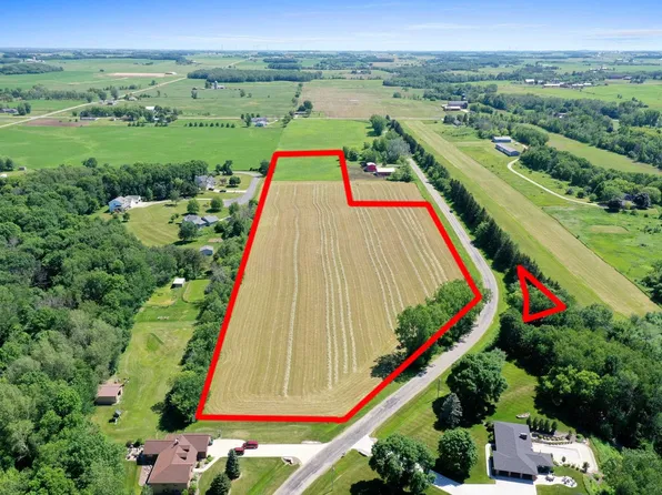 Hidden Valley Ln, De Pere, WI 54115