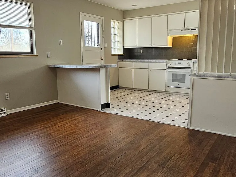 1136 Akron St — Photo 17