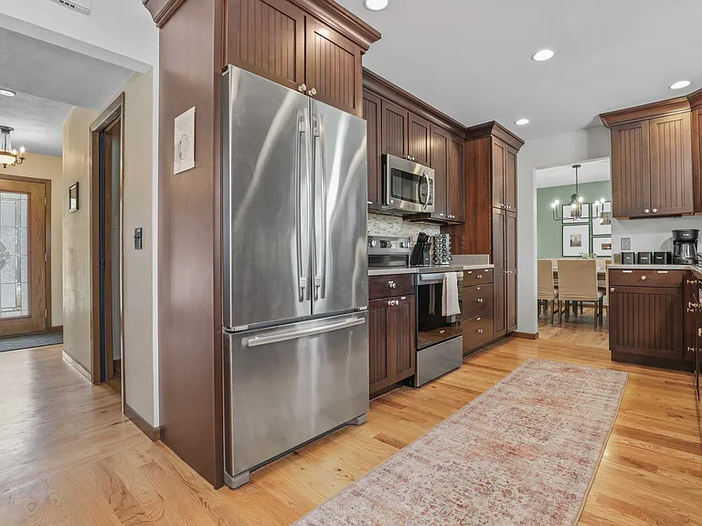 900 Woodview Dr — Photo 16