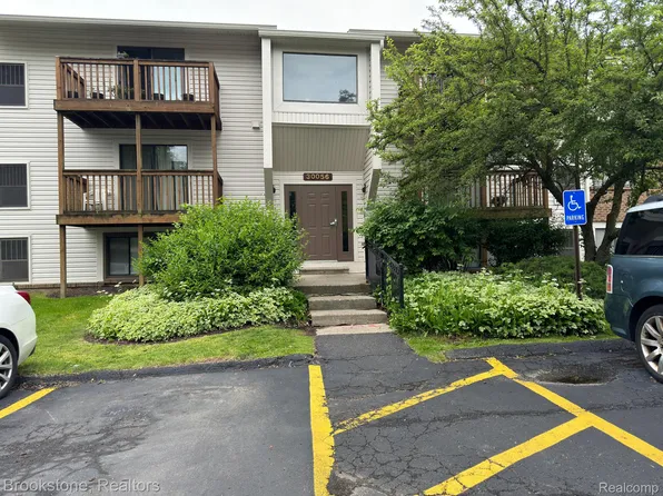 30056 W Twelve Mile Rd Unit 77, Farmington Hills, MI 48334