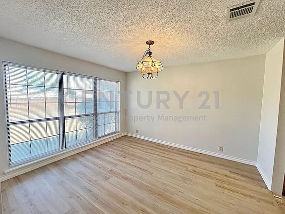 4th image of 404 Lincoln Dr