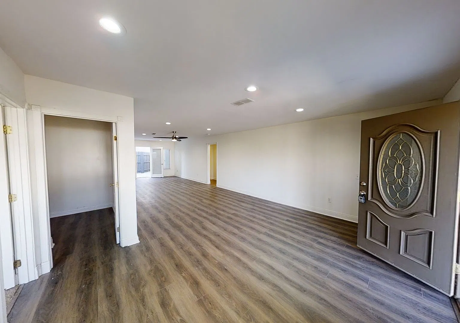 LARGE Living Room! — Photo 4