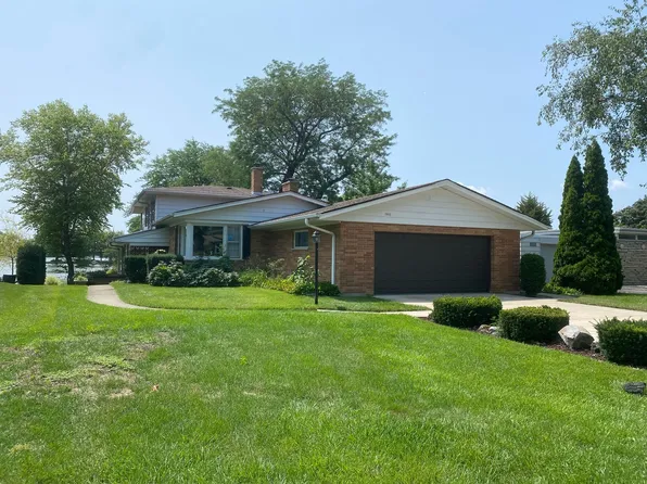 2802 Briarwood Dr W, Arlington Heights, IL 60005