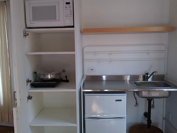 Small kitchenette in LR
