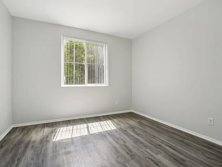 2245 Beverly Glen — Photo 18
