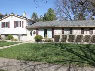 1055 Byron Dr, Milford, MI
