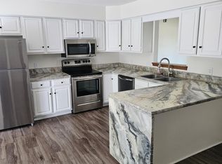 315 Willow Grove Dr, Pewaukee, WI 53072