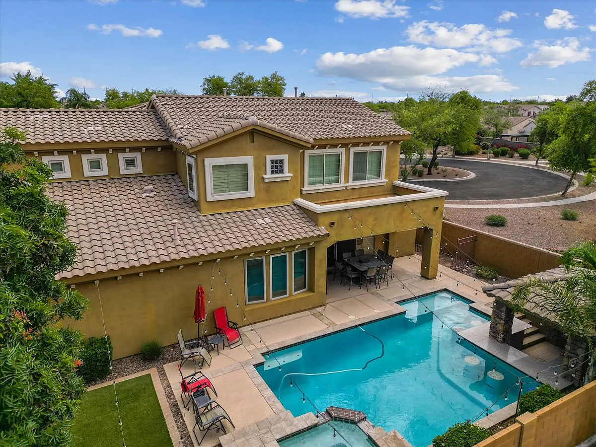 6 bed, 4593 sqft, $8,000 — Photo 1