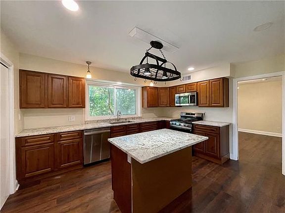 4th image of 6701 Bellaire Dr