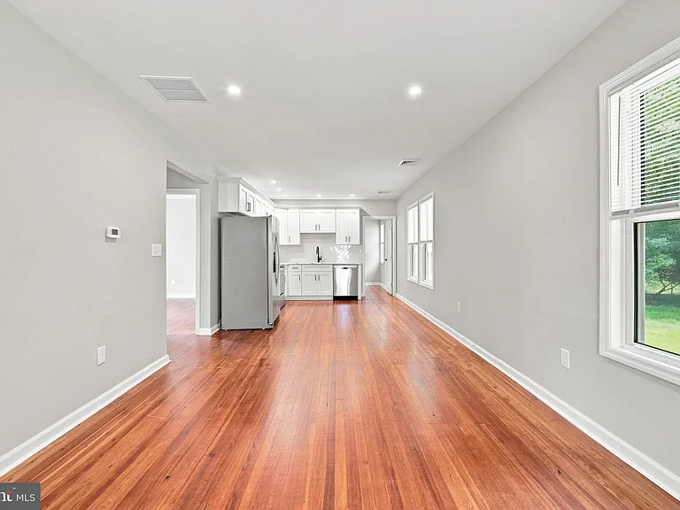 107 Broad Ave — Photo 2