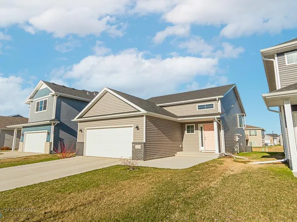 7418 18th St S, Fargo, ND 58104