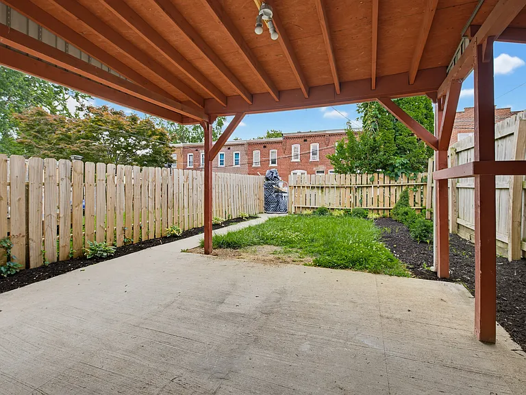 340 E Frederick St — Photo 40