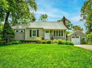 51 Ridgefield Rd, Centerport, NY 11721
