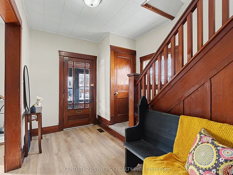 51 McGill St N — Photo 2