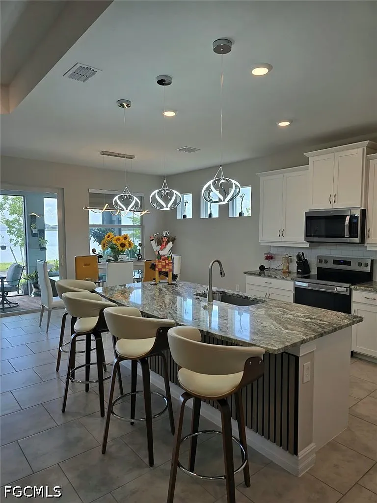 3 bed, 2.5 bath, 2240 sqft, $3,000 — Photo 3
