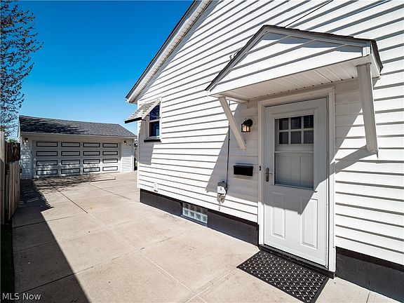 5th image of 6076 Stark Dr