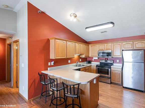 4th image of 701 SE Dovetail Rd APT 9