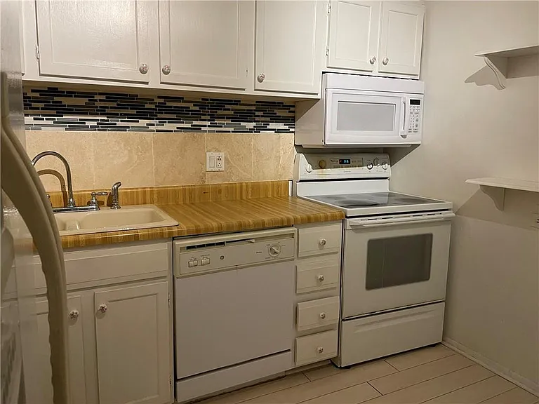 3660 Inverrary Dr #2F — Photo 12
