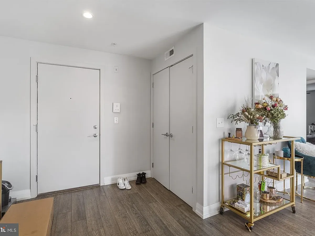 Building Photo - 512 E Girard Ave #201