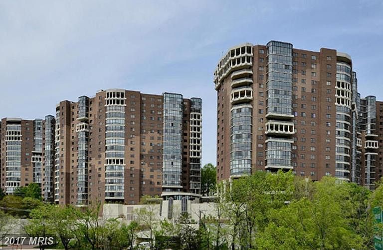1st image of 1600 N Oak St APT 1906