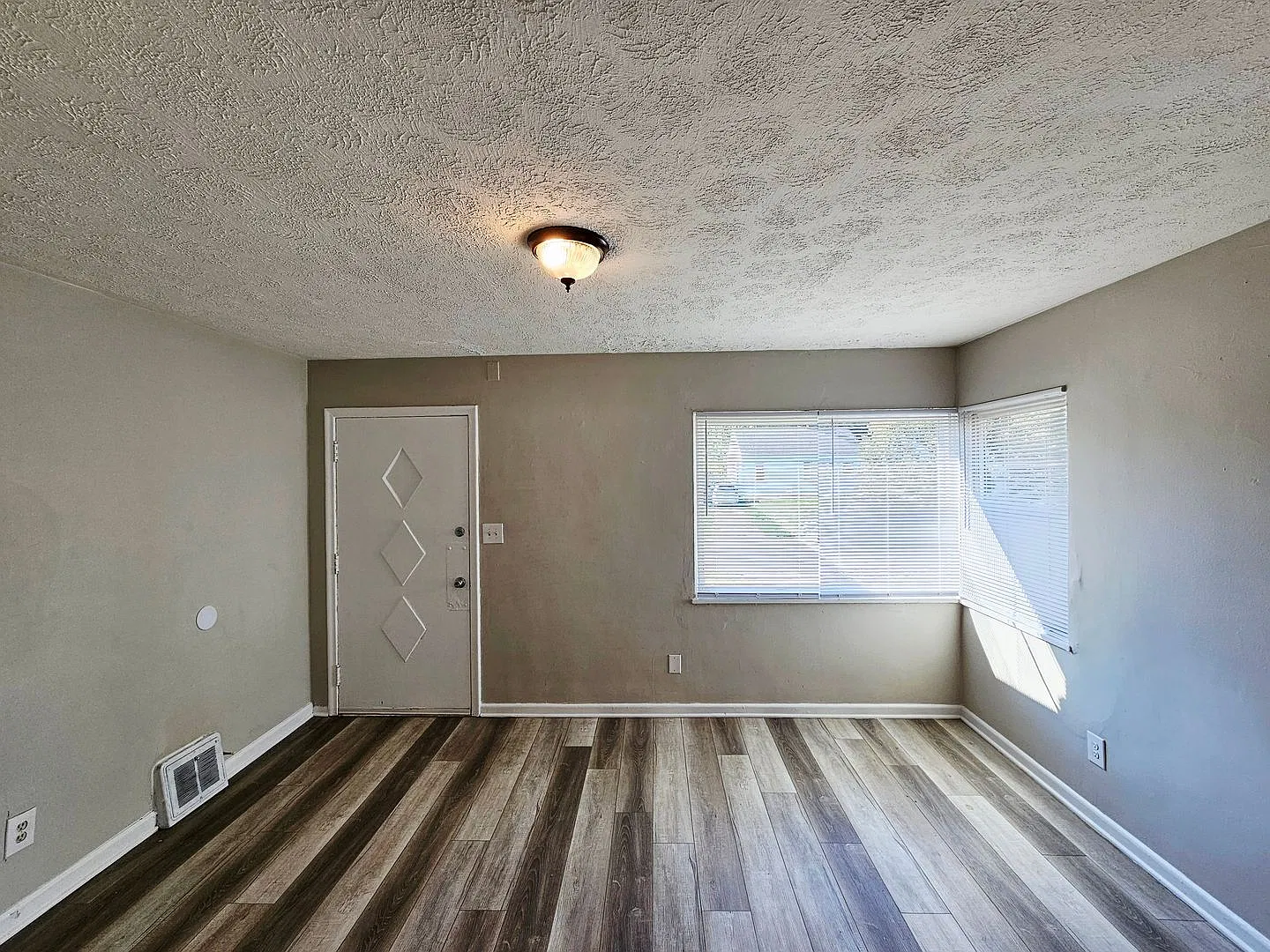 Move-In Ready 2BR/1BA Home — Photo 3