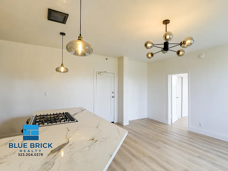 300 N Bonnie Brae St #302 — Photo 6