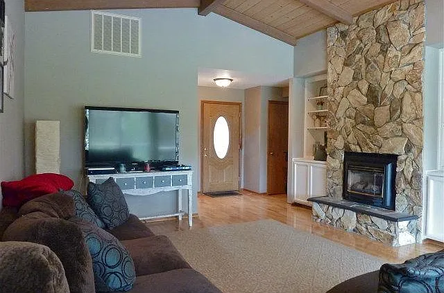 3 bed, 1871 sqft, $3,200 — Photo 3