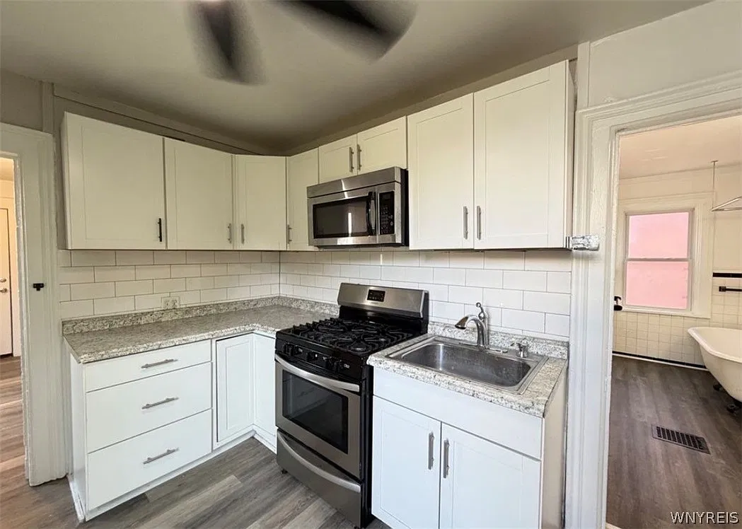 3 bed, 1.0 bath, 2532 sqft, $1,295 — Photo 4