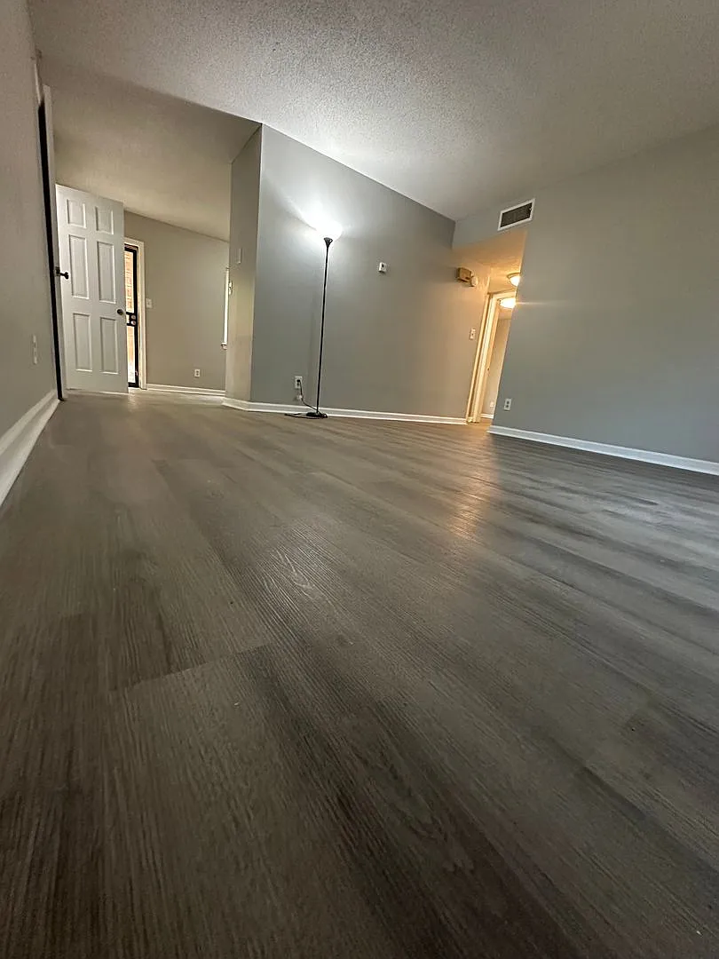 3324 Pinewood — Photo 2