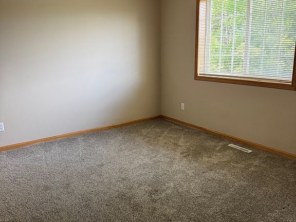 4th image of 402 Creekside Dr