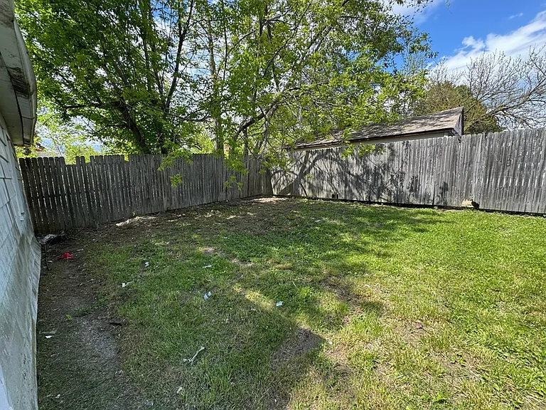 9927 Beaconsfield St — Photo 15