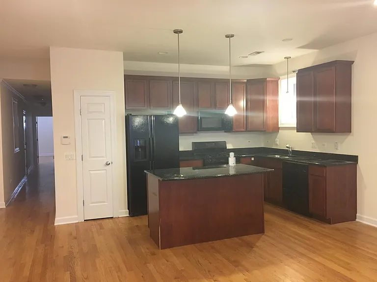 915 W Dakin St — Photo 5