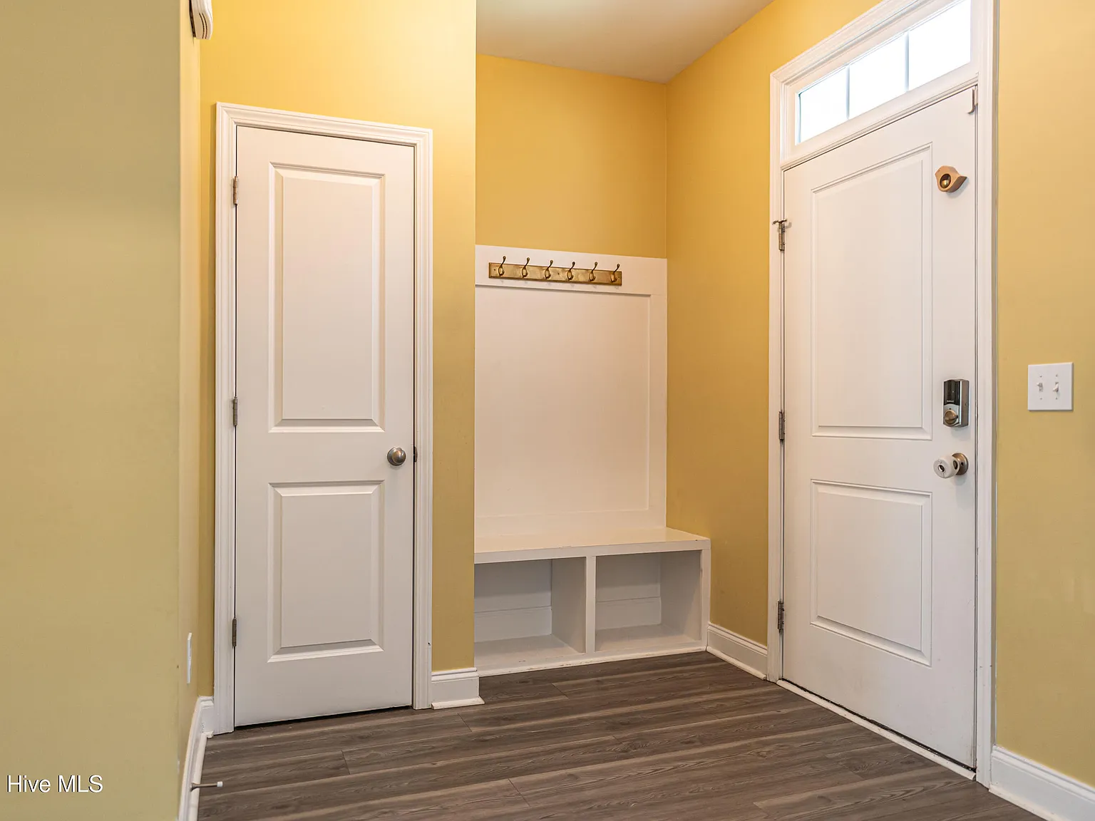 4 bed, 2.5 bath, 2353 sqft, $3,000 — Photo 4