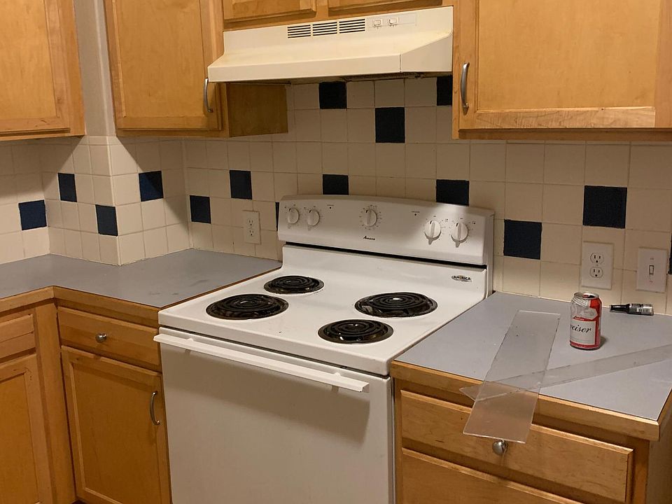 Nice and clean kitchen with dishwasher.