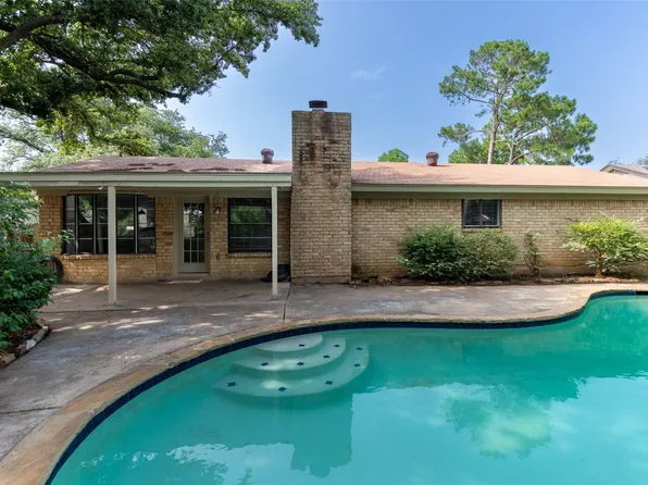 209 E Louella Dr, Hurst, TX 76054