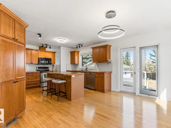 18536 68th Ave NW, Edmonton, AB T5T 2M7