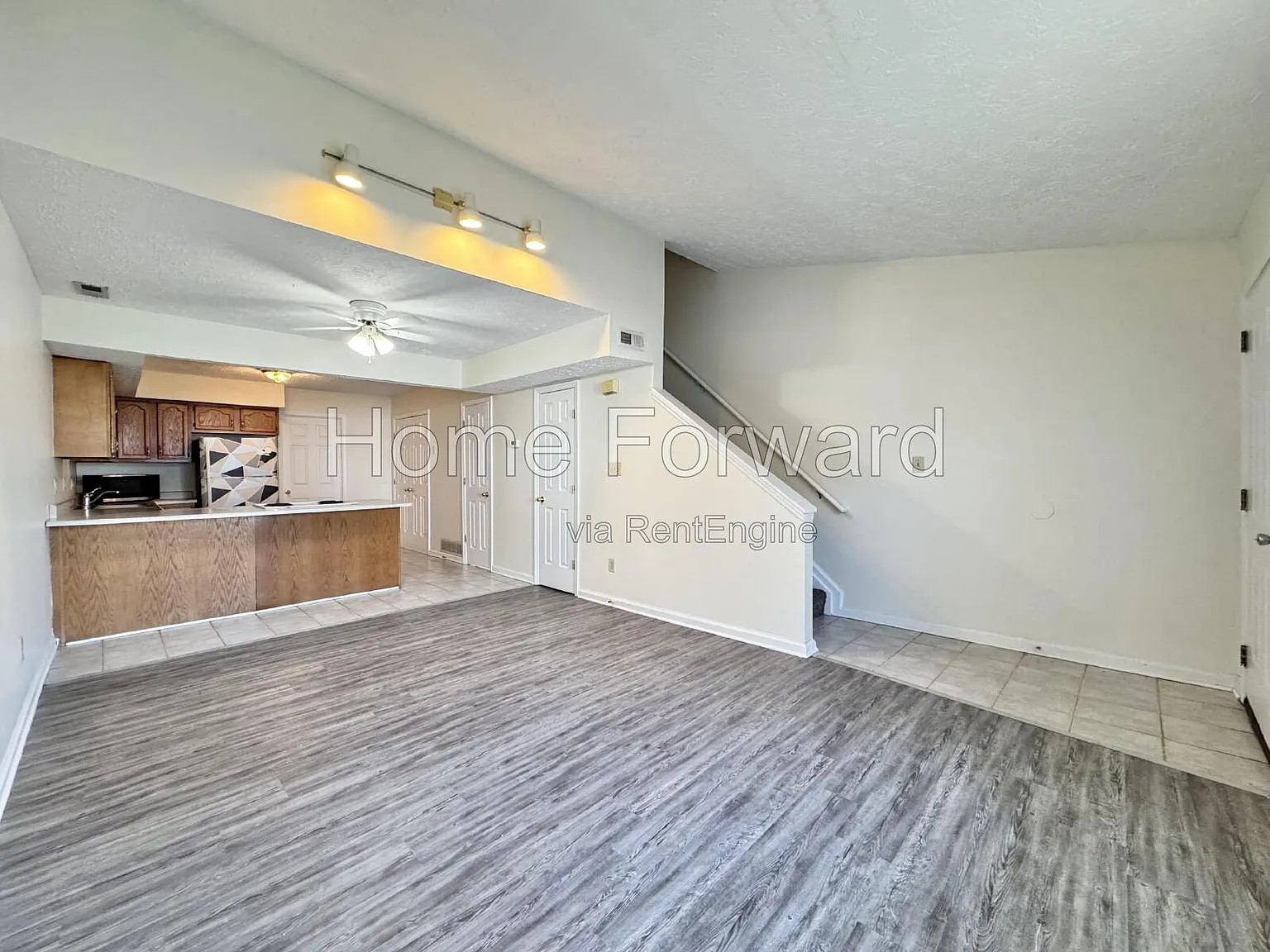 3 bed, 2.5 bath, 1232 sqft, $1,725 — Photo 3