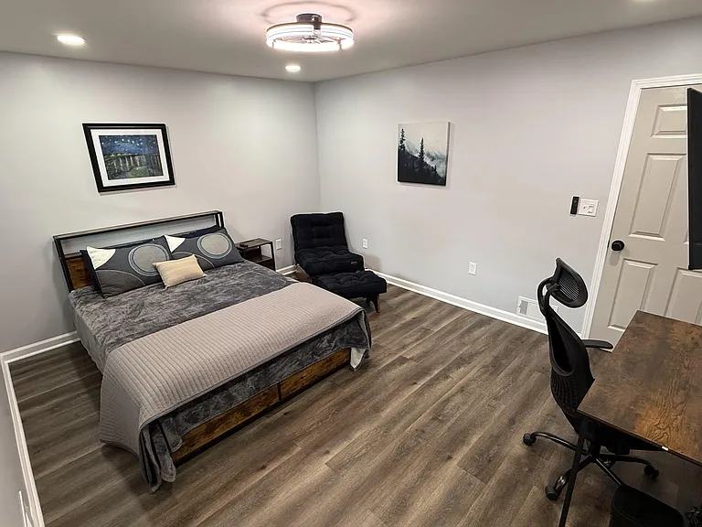 Queen bed with drawers. Hotel Mattress, Recliner, Office desk and ergonomic chair. 43" roku TV. 1 gig fast wifi. Nightstand