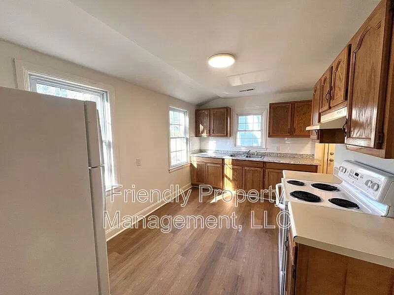 2 bed, 1.0 bath, 890 sqft, $1,295 — Photo 3