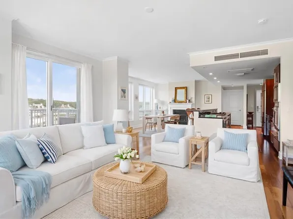 1 Tower Dr APT 406, Portsmouth, RI 02871