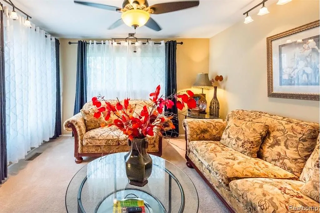 4 bed, 3.5 bath, 1809 sqft, $825 — Photo 2