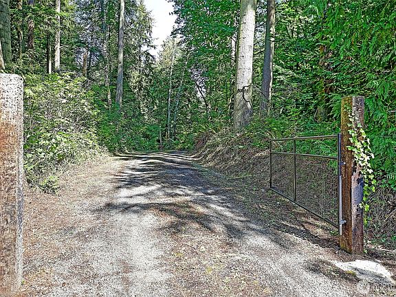 4th image of 3029 S East Camano Drive