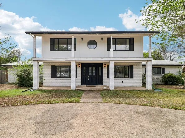 302 WEATHERCOCK LN, Windcrest, TX 78239