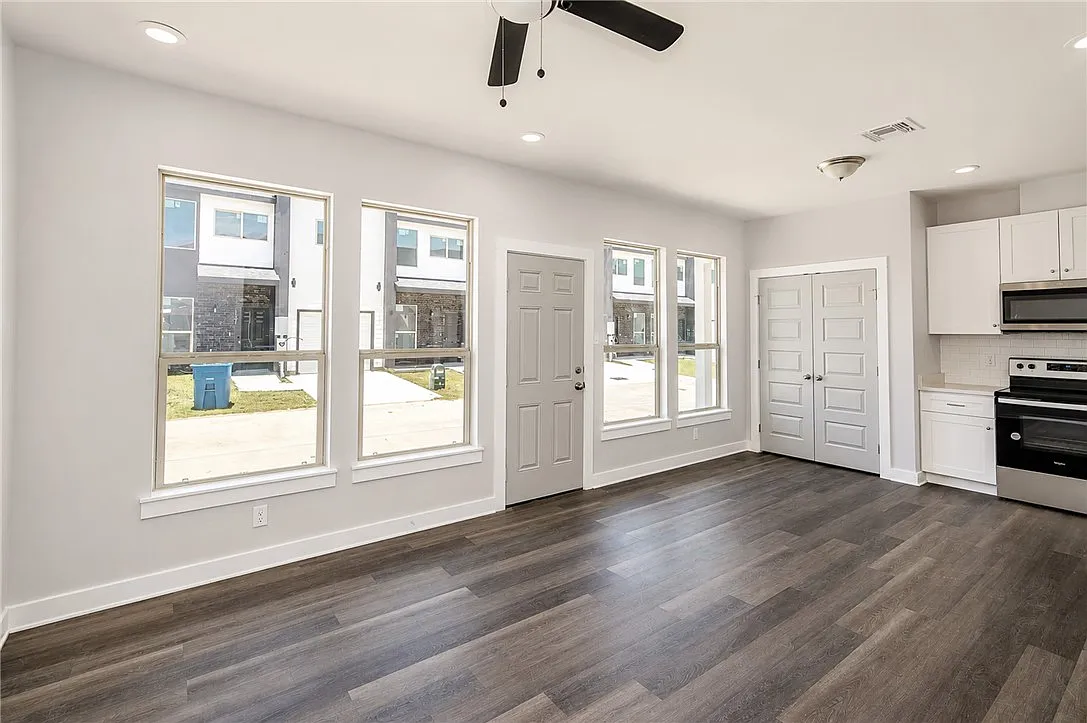 3 bed, 2.5 bath, 1464 sqft, $1,995 — Photo 3