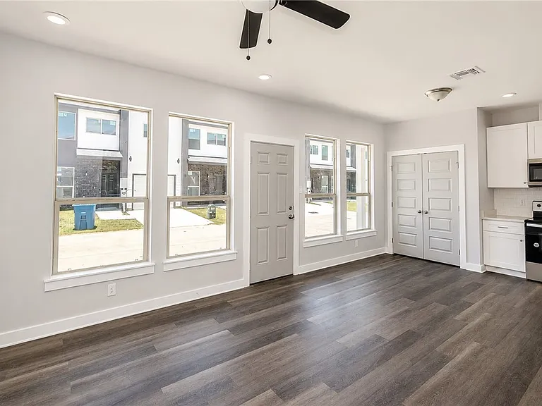 113 S Commonsway Dr — Photo 3